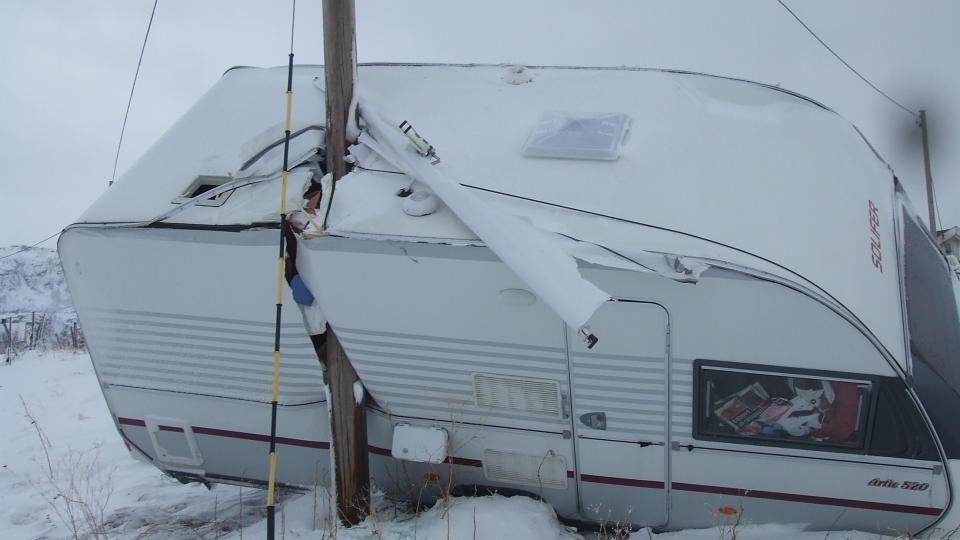 SLENGT 10-15 METER:  Denne campingvogna som sto ved S�rstraumen i Nord-Troms ble if�lge tipser flyttet 10-15 meter av stormen i dag. Foto: Tipser