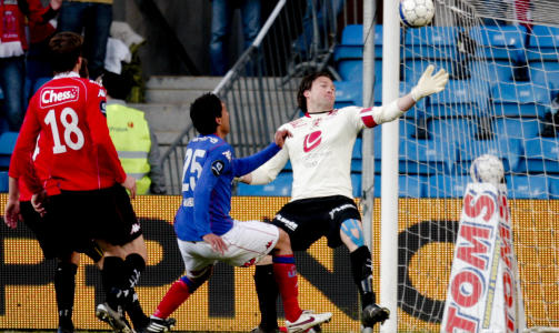 HELDIG OG GOD: Moa vipper ballen over Opdal og utlikner for V�lerenga.
Foto: Stian Lysberg Solum / SCANPIX