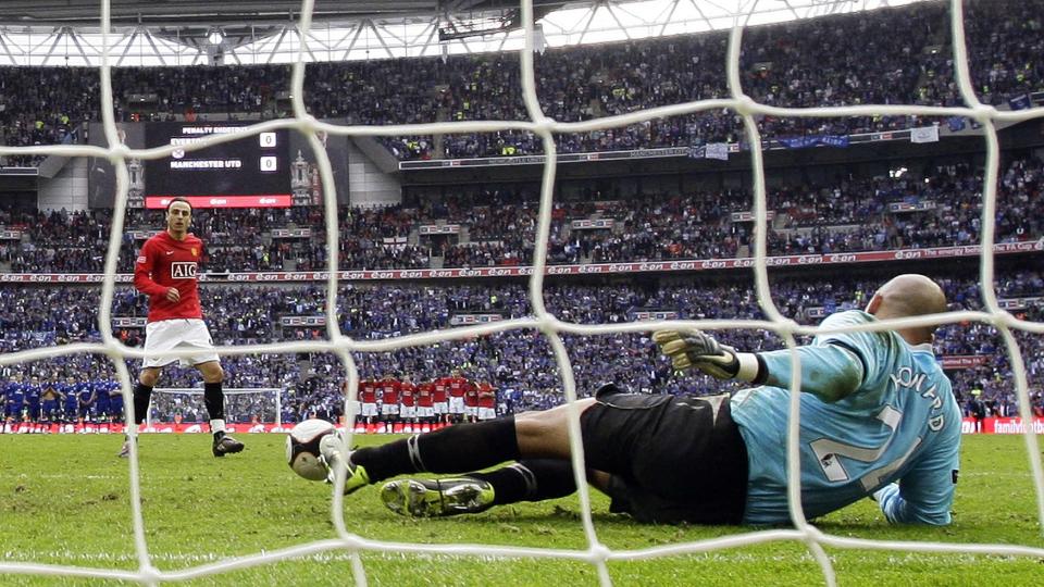STARTET STORMEN: Evertons Tim Howard redder den svake straffen fra Dimitar Berbatov under FA-cupsemifinalen forrige helg. Etter dette sparket har det stormet rundt Berbatovs United-tilv�relse. Foto: SCANPIX/REUTERS/Darren Staples