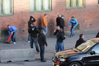 SL�SS P� GATA: Midt p� Carl Berners Plass i Oslo m�ttes de rivaliserende gjengene til oppgj�r nummer to i g�r.Foto: JOHN OLA TOLLEFSRUD