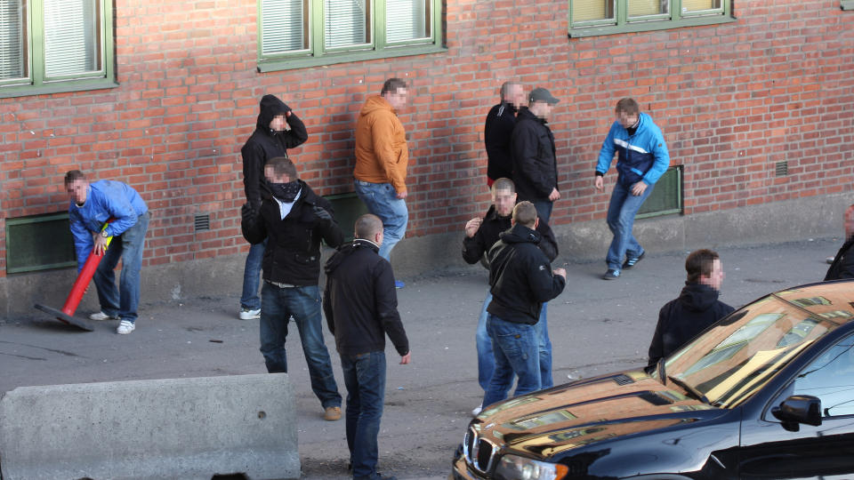 MASSESLAGSM�L: Casuals fra Oslo og Bergen barket sammen to ganger i Oslo sentrum i g�r. Her fra slagsm�let p� Carl Berner. Foto: JOHN OLA TOLLEFSRUD