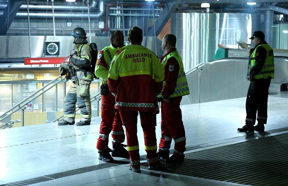  Et tog og Nationaltheatret stasjon ble evakuert etter r�ykutvikling i natt. Foto: Svein Gustav Wilhelmsen