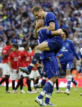 BL� JUBEL: Phil Jagielka og James Vaughan feirer triumfen. Foto: REUTERS