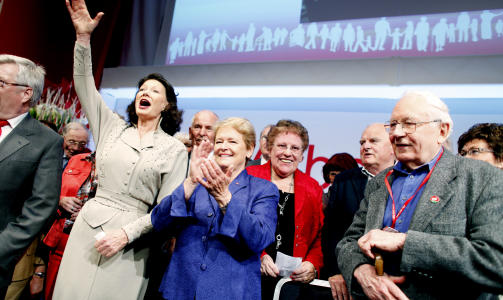 GAMLE KOLLEGER: 33 statsr�der fra Gros regjeringstid sang bursdagssang. Blant andre �se Kleveland, Oddny Aleksandersen og Per Kleppe. Foto: SCANPIX