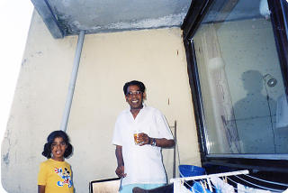 PAPPA D�DE: Lubna savner fortsatt pappaen sin. Shahin Shah Jaffery d�de bare 59 �r gammel i 2002. Her er far og datter avbildet p� verandaen i �sane da Lubna var ni �r. (FOTO: PRIVAT)