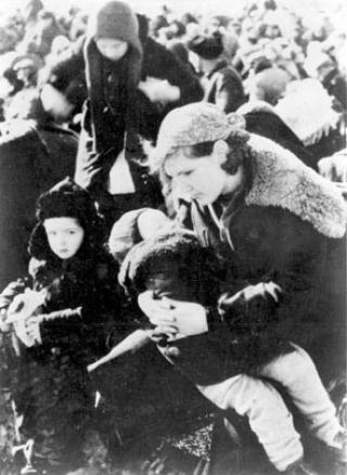 UKRAINA: En mor med to barn venter p� henrettelsen i Lubny i 1941. Foto: Yad Vashem Archives