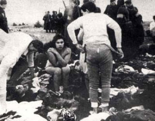 LATVIA: I Skede n�r Liepaja m�tte Max Epstein and hans s�ster Lea kle av seg f�r de ble henrettet i 1941. Foto: Yad Vashem Archives