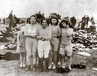 DESEMBER 1941: Disse kvinnene ble drept i Skede, n�r Liepaja i Latvia. Foto: Yad Vashem Archives