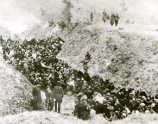 POLEN: I Zdolbunow i dagens Ukraina ble j�der f�rt inn i massegraver av tysk politi f�r henrettelsen. P� bildet st�r de og venter p� � bli drept. Foto: Yad Vashem Archives