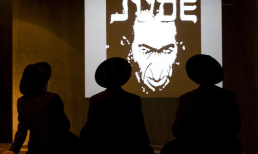 STARTER VED SOLNEDGANG: Disse bes�kende ser p� nazistisk j�depropaganda i p�vente av den den �rlige Holocaust-minnedagen som innledes ved solnedgang i kveld. Foto: AP/Sebastian Scheiner