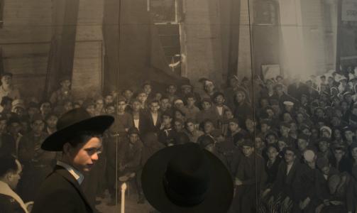 STARTET MARKERINGEN I DAG: Ultra-ortodoks j�disk ungdom foran et fotografi utstilt p� Yad Vashem-museet. I kveld stopper Israel opp i et d�gn til minne om de seks millionene som d�de i Holocaust.  Foto: REUTERS/Baz Ratner