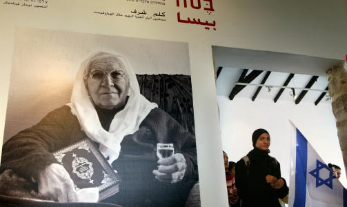 MUSLIMER REDDET J�DER: I en del av utstillingen p� Yad Vashem-museet kan man se portrettene av 17 albanske muslimer som reddet j�der under andre verdenskrig. Foto: AFP/GALI TIBBON