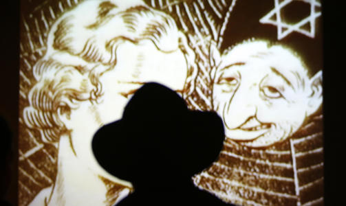 NAZISTENES PROPAGANDA: Antisemittisk video fra nazityskland vises ogs� fram p� museet i Jerusalem. Foto: REUTERS/Yannis Behrakis