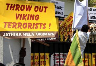 �VIKINGTERRORISTER: Norge driver samr�re med tamilske terrorister, het det p� en av plakatene som ble b�ret under demonstrasjonen mot den norske ambassaden i Sri Lankas hovedstad Colombo mandag. Demonstrantene raste mot angrepet mot Sri Lankas ambassade i Oslo denne m�neden, og kalte nordmennene �vikingterrorister�. REUTERS/David Gray (SRI LANKA CONFLICT MILITARY POLITICS)