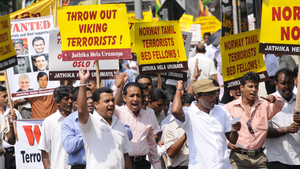 DEMONSTRANTER: - Kast ut vikingterroristene, st�r det p� plakaten som b�res av en demonstrant utenfor Norges ambassade i Sri Lankas hovedstad Colombo. Selv om stemningen var opphisset, gikk demonstrasjonen mandag stort sett fredelig for seg, mente ambassadens talskvinne Rannveig Skofteland. Foto: David Gray / SCANPIX / REUTERS    AFP PHOTO/Ishara S. KODIKARA