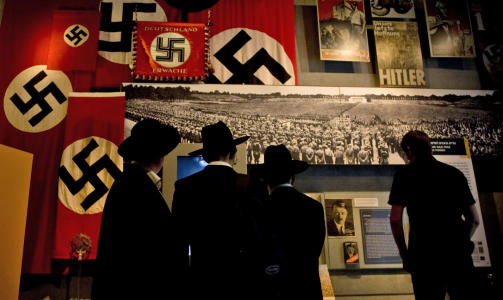 HOLOCAUST-MINNEDAG: I dag arrangeres den �rlige minnedagen for Holocaust i Israel. Yad Vashem-museet har en rekke arrangementer. Disse museumsgjengerne ser p� utstillingen over nazistenes grusomheter.  Foto: AP/Sebastian Scheiner