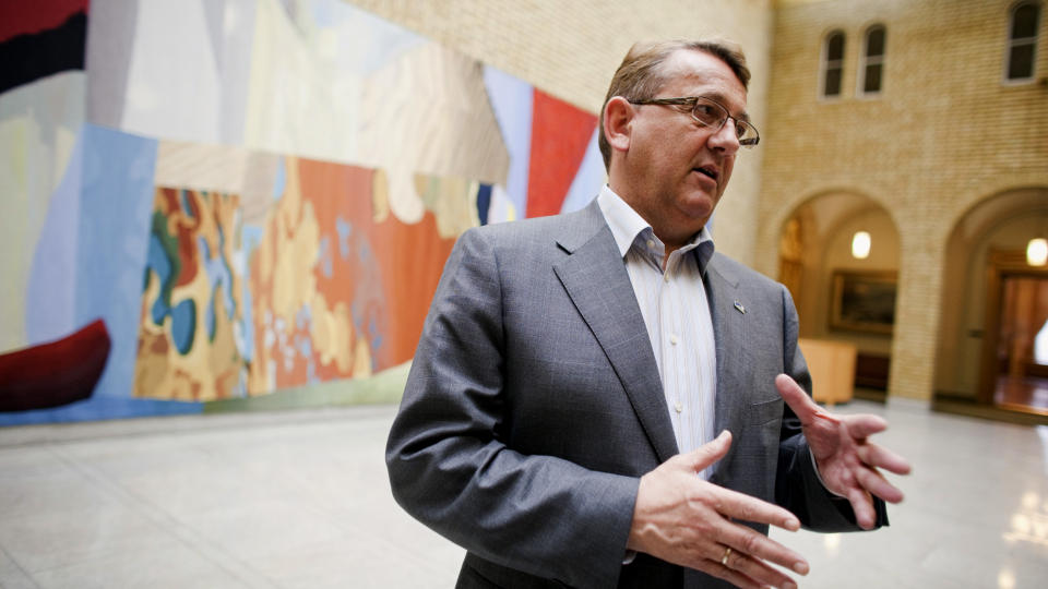 KRITISK: H�yres Per-Kristian Foss, her i Vandrehallen i Stortinget tirsdag, krever at det blir �pen h�ring i Stortinget om Aker-saken. Han f�r st�tte fra en rekke andre partier. Blant sp�rsm�lene Foss vil ha svar p� er hvilken internasjonal investeringsbank partene har f�tt til � granske transaksjonene. 
Foto: Tore Meek / SCANPIX