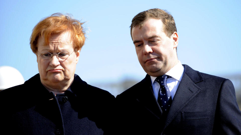 P� BES�K: President Dmitrij Medvedev president Tarja Halonen under velkomstsermonien i dag. Den kan ha v�rt lystigere enn dette bildet gir inntrykket av. Foto:  REUTERS/Lehtikuva/Mikko Stig /SCANPIX