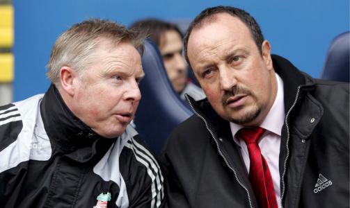 TRIST: Liverpool-assistent Sammy Lee hevder Benitez' gester kun var rettet mot egne spillere, som tok et frispark p� en annen m�te enn han hadde �nsket - med scoring som resultat.  Foto: SCANPIX/EPA/LEE SANDERS