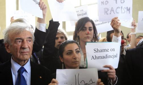 PROTESTER: Demonstranter utenfor presserommet p� konferansen. Foto: Nobel Laureate Elie Wiesel (L) takes part in a demonstration outside the press REUTERS/SCANPIX