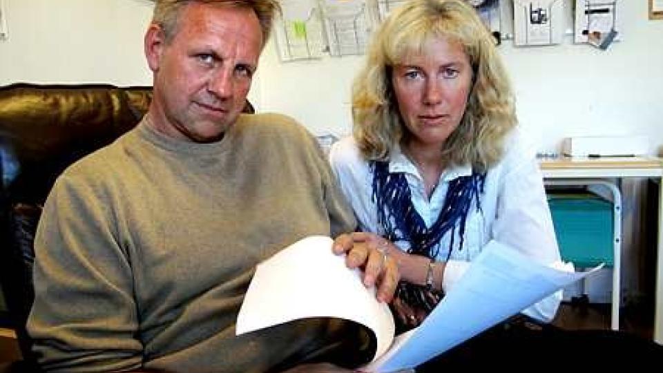 PENGER UT VINDUET: Ekteparet Helge og Anita Ranheim tapte 400 000 kroner p� � sette inn sparepengene i fond. N� vil de at banken tar deler av st�yten.