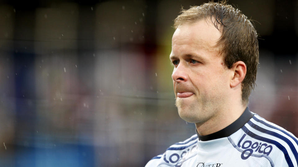 INNBITT: Viking-keeper Thomas Myhre fastsl�r med et smil om munnen at det kan v�re nyttig for hjemmelaget � f� Kasey Wehrman litt ut av fatning n�r Fredrisktad gjester Stavanger i kveld. Foto: Kyrre Lien / SCANPIX