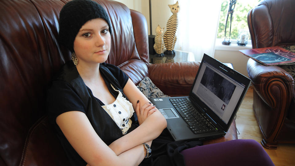  SPRENGER GRENSER:  Regine Hansen Stokke (17) oppdaterer sin egen blogg om kreftsykdommen, livet og d�den hjemme fra stua i Kristiansund. Lesernes interesse er overveldende. Foto: �ISTEIN NORUM MONSEN