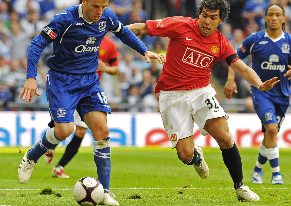 VANSKELIG DEKKE: Gresstustene fl�y etter Phil Neville, Carlos Tevez og co under FA-cupsemifinalene i helga. Etter sesongen skal gressteppet byttes for sjette gang. Foto: SCANPIX/AFP/Carl de Souza