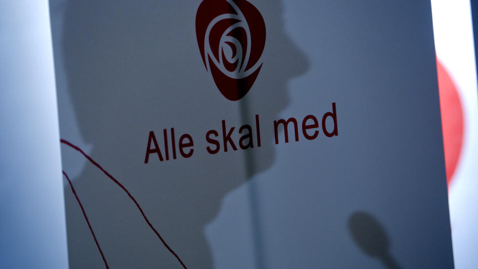 VALGDUELL: Det ligger an til kampvotering mellom to av Aps stortingsrepresentanter tirsdag. Her fra statsminister Jens Stoltenberg sin innledning for landsstyret om den politiske situasjonen. Plakat: alle skal med.
Foto: Stian Lysberg Solum / SCANPIX