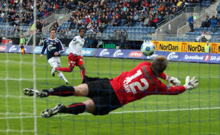 FARLIG IJEH: FFK-keeper Lasse Staw hindret scoring fra en frisk Peter Ijeh i f�rste omgang. Etter pause var spissen betraktelig mer anonym.
Foto: Alf Ove Hansen/ SCANPIX