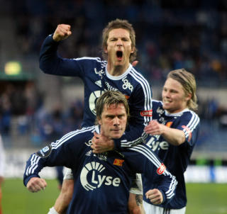 FOR TIDLIG: Viking-spillerne jublet for Rangvald Somas straffescoring, men jublet for tidig. Foto: Alf Ove Hansen/ SCANPIX