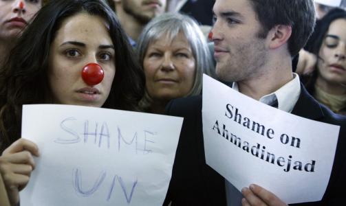 DEMONSTRANTER: Flere demonstranter samlet seg utenfor rommet der Ahmadinejad holdt pressekonferanse. Foto: REUTERS/SCANPIX