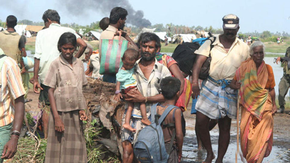 - SIVILE FLYKTER: Dette bildet viser if�lge den srilankiske h�ren flyktninger p� vei ut fra det tamilskkontrollerte omr�det i Mullaittivu nord�st i Srki Lanka mandag. Foto: FORSVARSDEPARTEMENTET P� SRI LANKA/AFP/SCANPIX