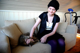 REGINE OG KATTEN: Katten Josefine maler, men p� en annen m�te enn Regine. Foto: �istein Norum Monsen