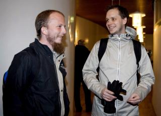 ANKOMMER RETTEN: Her ankommer Gottfrid Svartholm Warg (t.v.) og Peter Sunde retten. Men Sunde kjente allerede til dommen. Foto: EPA/Bertil Ericson/Scanpix ANKOMMER RETTEN: Her ankommer Gottfrid Svartholm Warg (t.v.) og Peter Sunde retten. Men Sunde kjente allerede til dommen. Foto: EPA/Bertil Ericson/Scanpix