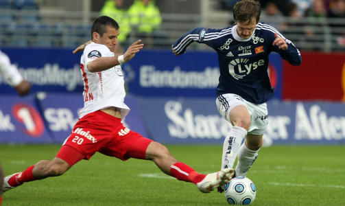 FIKK EN: FFKs Levon Pachjyan ble straffet for en situasjon, da Martin Fillo gikk i bakken. Det var det eneste straffesparket Viking fikk.
Foto: Alf Ove Hansen/ SCANPIX