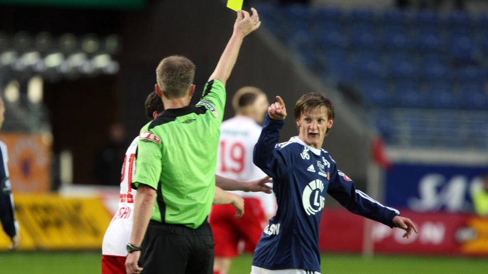 TO GULE: Vikings Andr� Danielsen var uening med dommer Tommy Skjerven etter den ene straffesituasjonen, og fikk gult. Alexander �degaard p�dro seg gult for munnbruk etter den andre situasjonen der en Viking-spiller falt lett inne i FFK-feltet.
Foto: Alf Ove Hansen/ SCANPIX