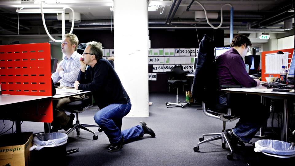 BEDRE PLASS P� DESKEN ENN TIL VANLIG: Desksjef Anders Kolberg (til venstre), vaktsjef Ole Sylte og utgavesjef Frode Hansen (til h�yre) har ikke selskap av grafikere p� desken i Dagbladet i kveld. Foto: Nina Hansen