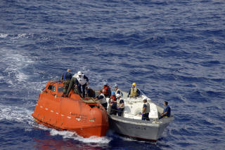 SATT I LIVB�TEN: Kaptein Phillips fors�kte � r�mme fra denne livb�ten hvor han ble holdt som gissel av fire pirater. Foto: AFP PHOTO/US NAVY/Jon Rasmussen//SCANPIX