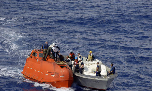 HOLDT GISSEL HER: Tre somaliske kaprere ble drept i denne livb�ten, da amerikanske snikskyttere gikk til aksjon for � befri kapteinen av Maersk Alabama. Foto: SCANPIX/AFP PHOTO/US NAVY