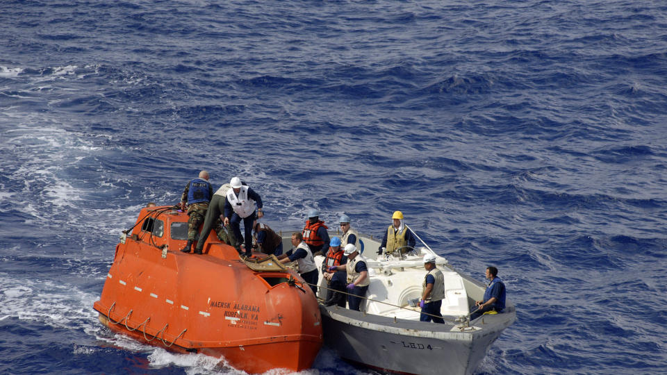 OVERMANNET: Tre av kaprerne ble skutt og drept av skarpskyttere, etter at de holdt kapteinen fra Maersk Alabama fanget om bord denne livb�ten. En fjerde pirat ble arrestert av amerikanske styrket. Hans mor hevder n� at han bare er 16 �r og m� settes fri. Foto: Scanpix/AFP PHOTO/US NAVY/Jon Rasmussen/HO