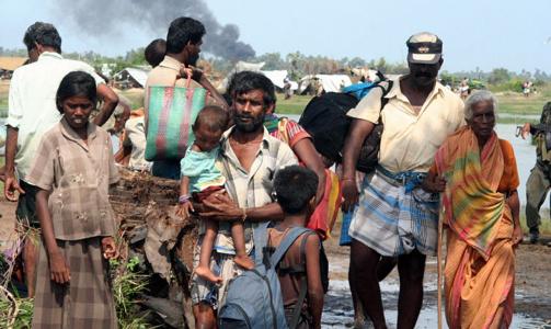 FLYKTER: Bilder frigitt av myndighetene p� Sri Lanka viser det de sier er sivile p� flukt fra omr�det kontrollert av Tamiltigrene. Verden frykter at et blodbad starter i dag, n�r fristen for geriljaens overgivelse g�r ut. S� mange som 100 000 sivile kan befinne seg her. Foto: SCANPIX