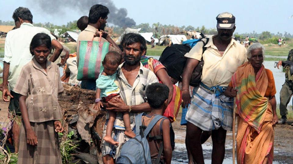 FLYKTER: Bilder frigitt av myndighetene p� Sri Lanka viser det de sier er sivile p� flukt fra omr�det kontrollert av Tamiltigrene. Verden frykter at et blodbad starter i dag, n�r fristen for geriljaens overgivelse g�r ut. S� mange som 100 000 sivile kan befinne seg her. Foto: SCANPIX
