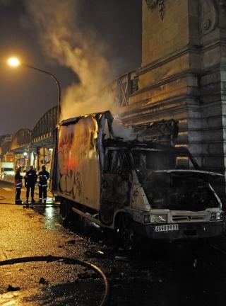 OPPT�YER: Brannmannskaper slukker en bilbrann etter voldsomme Tamil-demonstrasjoner i Paris i g�r. Foto: SCANPIX