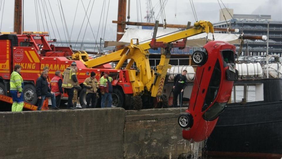 D�DE: Bilen med de tre 18-�ringene ble funnet p� seks meters dyp utenfor Tollboden p� Drammen havn. De to omkomne ungguttene ble funnet i n�rheten seinere p� kvelden. Foto: Jonny Olsen