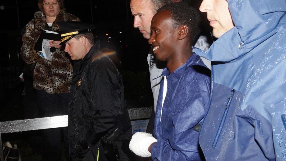 I USA: Ten�ringspiraten Abduhl Wali-i-Musi smilte da han kom til New York i regnet i g�r kveld. Foto: REUTERS/Eric Thayer/SCANPIX