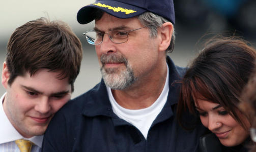 GISSEL: Kaptein Richard Phillips ble tatt som gissel av fire pirater. Her sammen med barna Daniel og Mariah som m�tte ham p� flyplassen da han kom hjem fra Afrika etter noen dramatiske dager. Foto: AP Photo/The Burlington Free Press,  Adam Silverman/SCANPIX