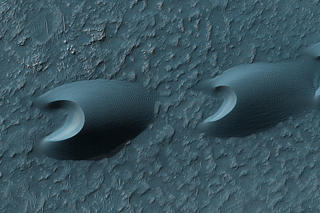 SANDDYNER: Disse ligger i Hellespontus-regionen p� Mars og er skapt av kraftige vinder. Superkameraet p� Mars Reconnaissance Orbiter har tatt bildet. Foto: AP/NASA