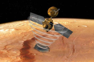 SUPERKAMERA: Mars Reconnaissance Orbiter (MRO) har en radar og et super kamera som kan skjelne detaljer ned til 50 cm. MRO er kan sies � v�re den f�rste spionsatellitten som er sendt ut i rommet. Foto: NASA