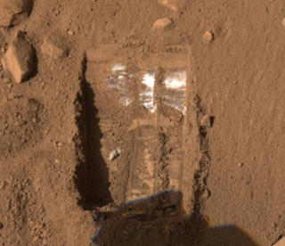 GRAVDE GR�FT: Gr�fta Dodo-Goldilocks p� Mars. Det hvite stoffet er ganske sikkert  
is. Gr�fta er 22 cm. bred og 35 cm. lang. Foto: NASA